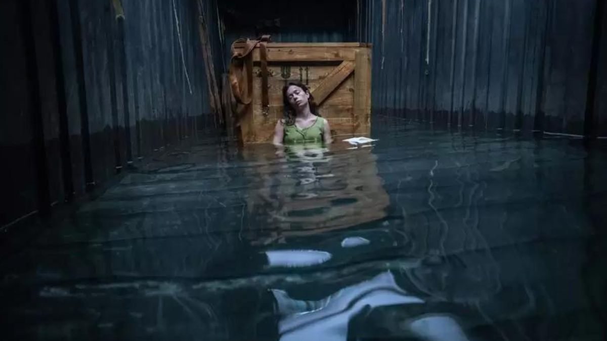 Cena do filme Destinos à Deriva, com a protagonista Mia sentada enquanto o container enche de água