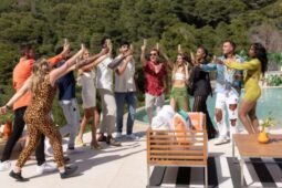 Cena do reality show Sobrevivendo ao Paraíso, da Netflix; conheça participantes