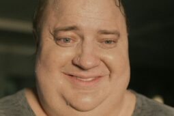 Brendan Fraser em cena de A Baleia, filme disponível para assistir no Paramount+