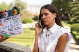 Deborah Secco nos bastidores de gravação da série Codex 632, do Globoplay