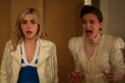 Kiernan Shipka e Olivia Holt no filme Dezesseis Facadas (Totally Killer)