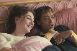 Alexandra Jensen e Sophie Wilde estão no elenco de Fale Comigo, filme de terror de 2023