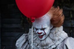 Bill Skarsgård como Pennywise: veja lista de filmes de terror para assistir no Halloween