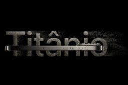 Fundo preto com palavra titânio ao centro. Logo à frente, iPhone 15 Pro Max visto de lado