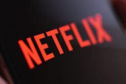 Netflix sendo usada em celular: empresa quer aumentar preço dos planos