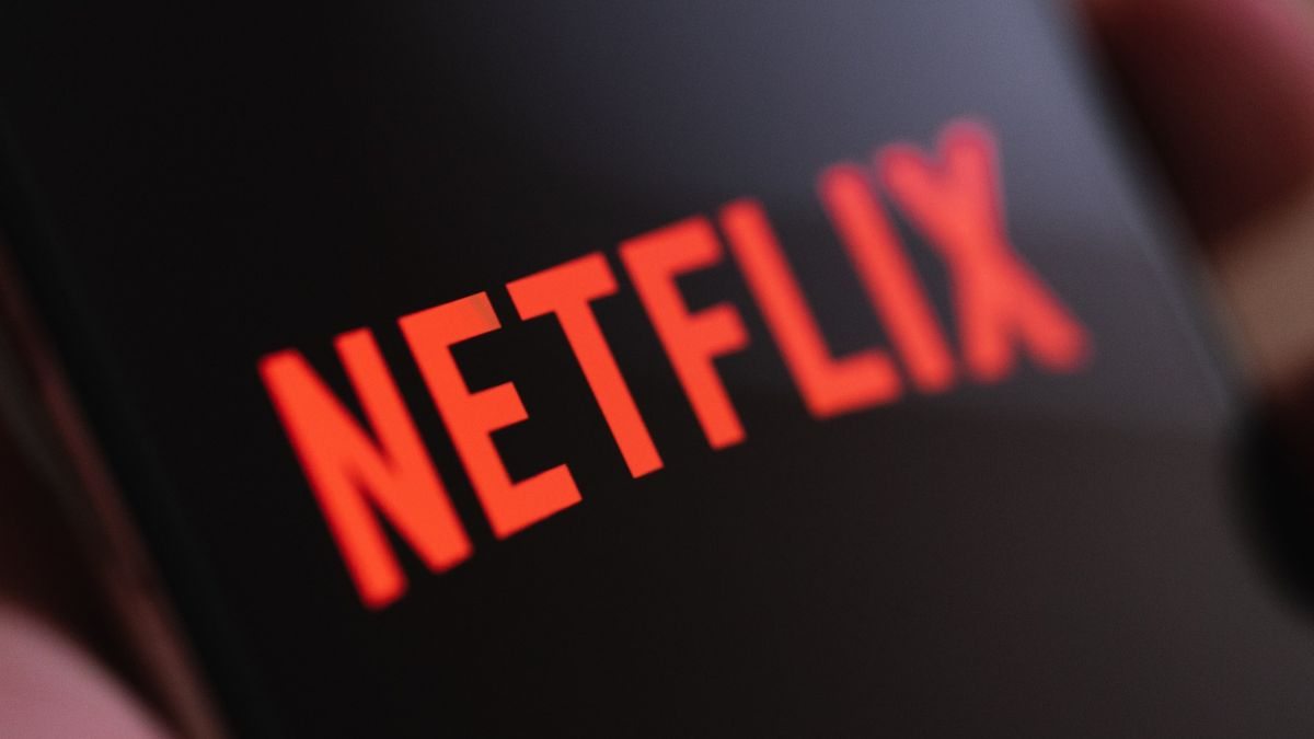 Netflix sendo usada em celular: empresa quer aumentar preço dos planos