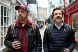 Ted Lasso (Jason Sudeikis) com o técnico Beard (Brendan Hunt) em Richmond; veja dica de viagem e turismo no lugar