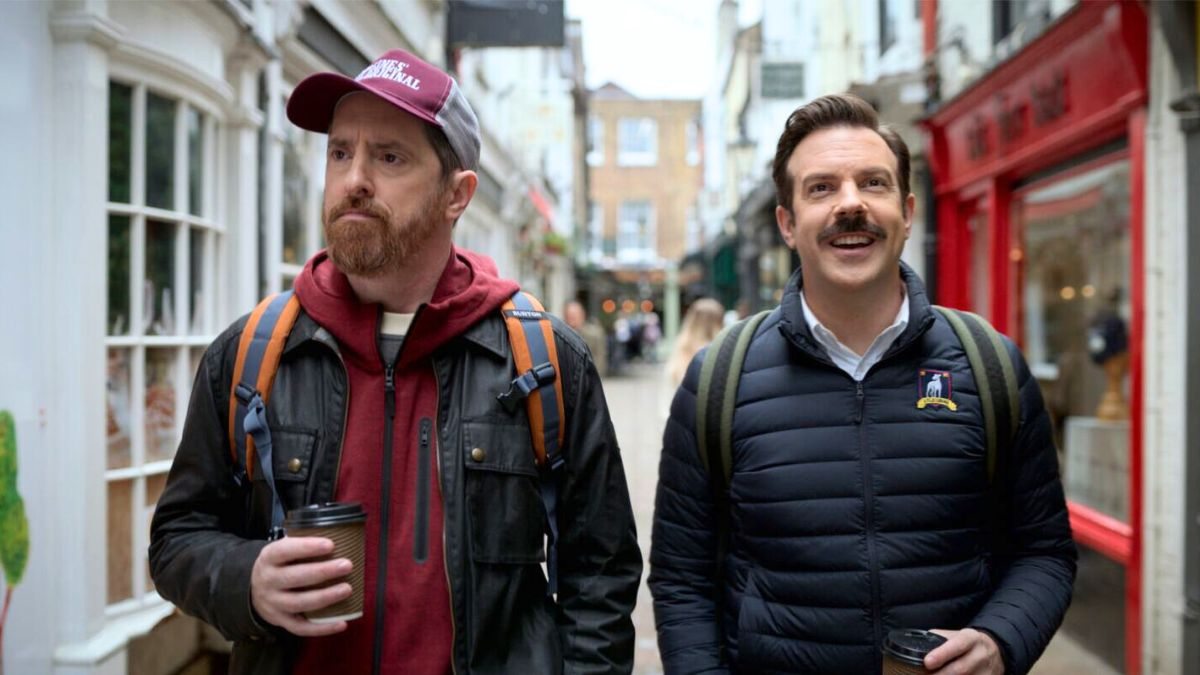 Ted Lasso (Jason Sudeikis) com o técnico Beard (Brendan Hunt) em Richmond; veja dica de viagem e turismo no lugar