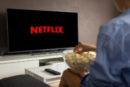 Aproveitar a Netflix no feriado é uma ótima ideia para quem quer descansar