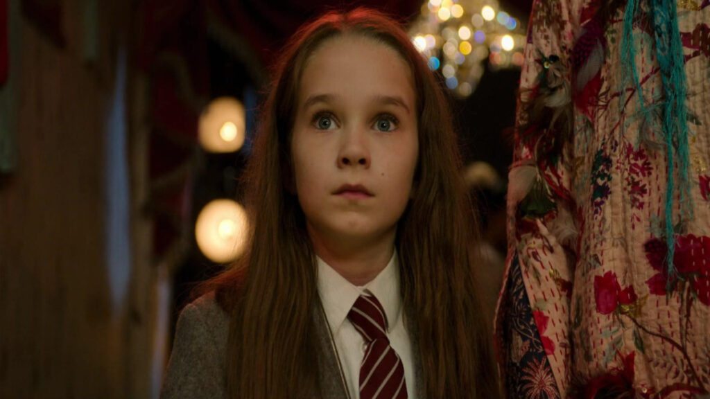 Alisha Weir como Matilda na série de 2022; disponível na Netflix 