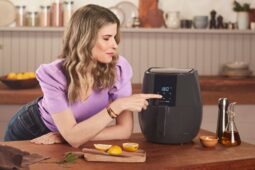 Rita Lobo, que tem diversas receitas de batata frita, pães e bolos, assina airfryer da Electrolux