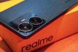 Realme C55 tem 256 GB de memória e não é caro