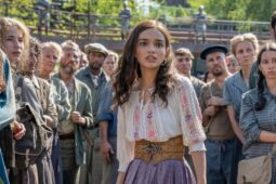 Rachel Zegler interpreta Lucy Gray Baird em A Cantiga dos Pássaros e das Serpentes