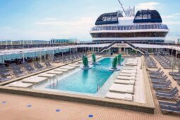 Uma das quatro piscinas do MSC Grandiosa, maior navio de cruzeiro em águas brasileiras