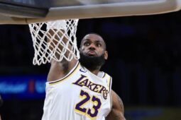 LeBron James em jogo do Lakers para ilustrar texto sobre como assinar NBA League Pass pelo Prime Video