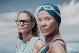 Jodie Foster e Annette Bening no filme Nyad, estreia da Netflix