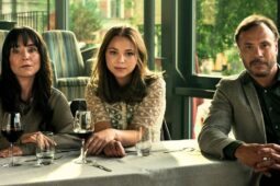 Lo Kauppi, Alexandra Karlsson Tyrefors e Björn Bengtsson em Uma Família Quase Perfeita, da Netflix