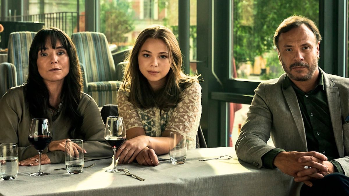Lo Kauppi, Alexandra Karlsson Tyrefors e Björn Bengtsson em Uma Família Quase Perfeita, da Netflix