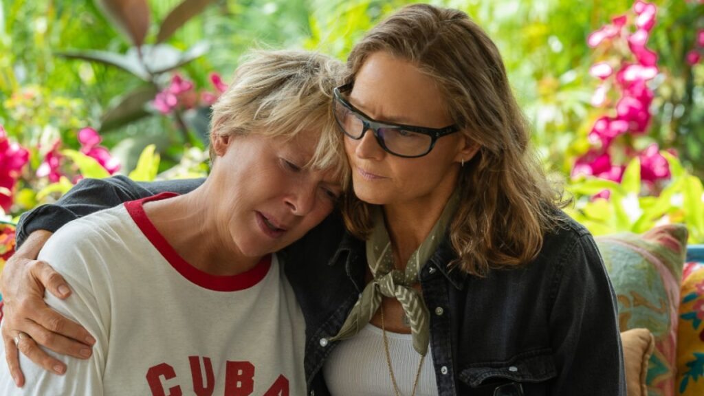 Annette Bening e Jodie Foster abraçadas em cena de Nyad, da Netflix