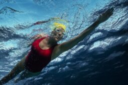 Annette Bening nadando em Nyad