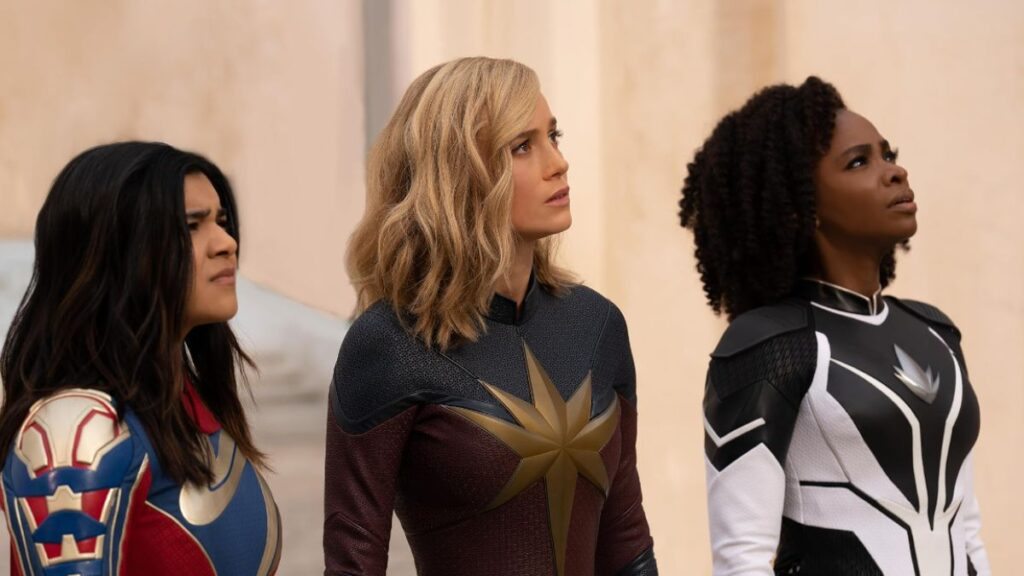 Iman Vellani, Brie Larson e Teyonah Parris em cena de The Marvels