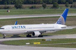 Imagem de avião da United Airlines, companhia que inaugurou uma loja na Avenida Paulista