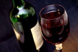 Imagem de uma taça e de uma garrafa de vinho para ilustrar texto sobre evento em São Paulo