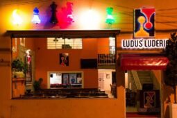 Foto da Ludus Luderia, espaço com jogos de tabuleiro em São Paulo