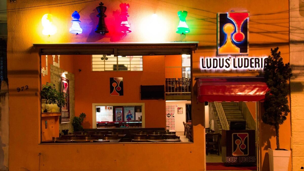 Foto da Ludus Luderia, espaço com jogos de tabuleiro em São Paulo