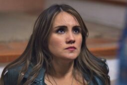 Dulce María em cena do capítulo da 2ª temporada de Falsa Identidade, que estreia no Globoplay