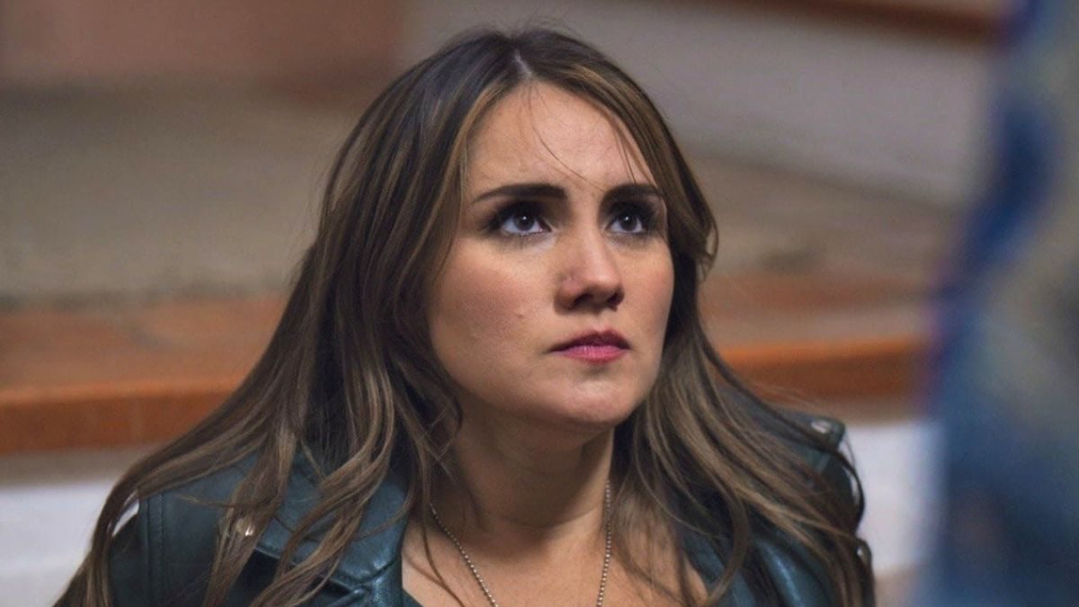 Dulce María em cena do capítulo da 2ª temporada de Falsa Identidade, que estreia no Globoplay