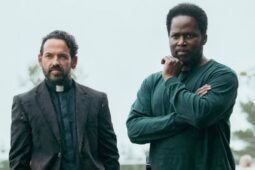 Shaun Majumder e Harold Perrineau em cena da série Origem (From), que vai ter 3ª temporada