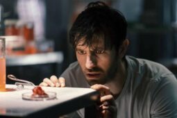 Eoin Macken em Nightflyers, série da Neflix na lista de removidos