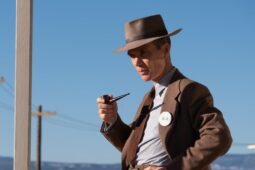 Cillian Murphy em Oppenheimer, filme que está disponível para alugar online no Prime Video