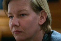 Sandra Hüller protagoniza o filme Anatomia de Uma Queda, que estreia no Brasil