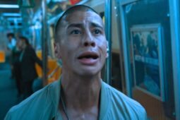 Carlito Olivero em cena de Escape Room 2: Tensão Máxima, filme que vai passar na Globo e está disponível no Prime Video