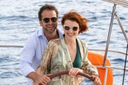 Foto de Jonathan Zaccaï e Élodie Frégé em cena da série Golpista do Amor, que vai passar na Globo