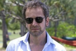 Jonathan Zaccaï em Golpista do Amor, série da Globo que está fora do Globoplay