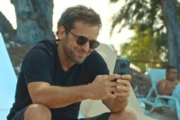 Jonathan Zaccaï na série Golpista do Amor, que tem 4 episódios