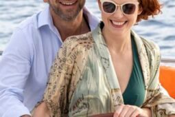 Jonathan Zaccaï e Élodie Frégé em cena da série Golpista do Amor