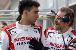 Archie Madekwe e David Harbour em cena de Gran Turismo, filme que está na HBO Max