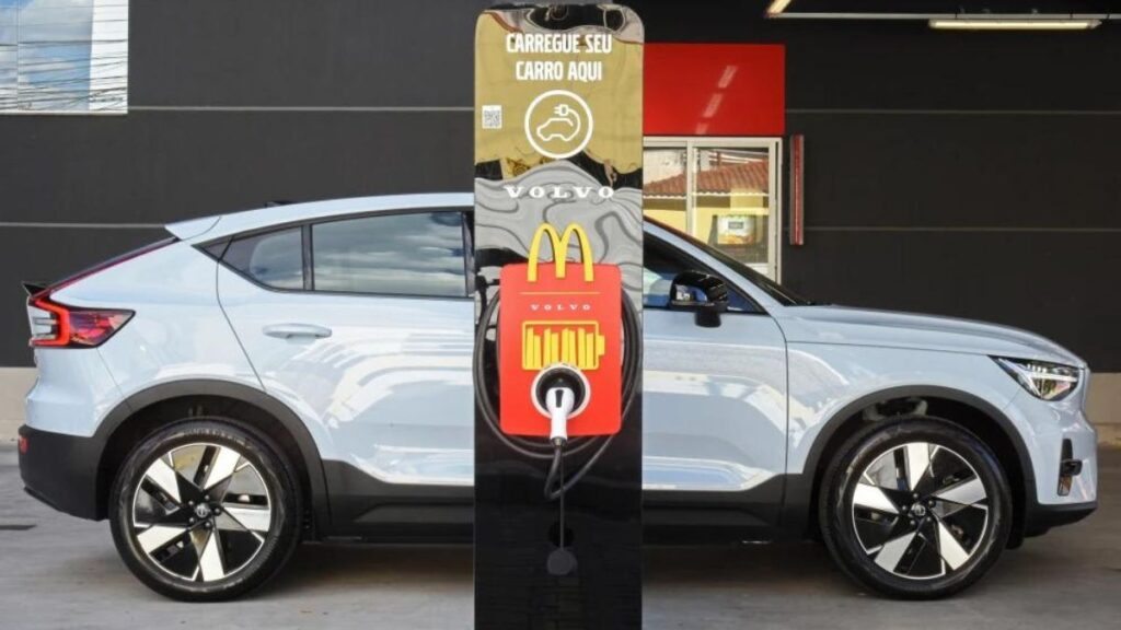 Carregador de carro elétrico em Mc Donald's de SP 