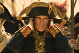 Joaquin Phoenix como Napoleão Bonaparte, em filme disponível para assistir online
