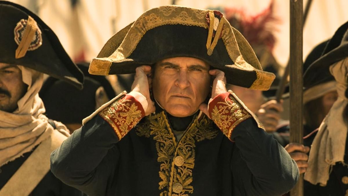 Joaquin Phoenix como Napoleão Bonaparte, em filme disponível para assistir online
