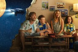 Imagem de parte do elenco de Garoto Devora Universo, série da Netflix