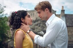 Ambika Mod e Leo Woodall na minissérie Um Dia, que aparece na lista de lançamentos da Netflix em fevereiro de 2024