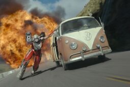 Cena de Transformers: O Despertar das Feras, que fica disponível no Paramount+