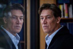 Tobias Moretti interpreta Johann no filme A Casa, do Prime Video