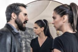 José Ron e Carolina Miranda na série A Mulher do Diabo, que estreia 2ª temporada no Globoplay