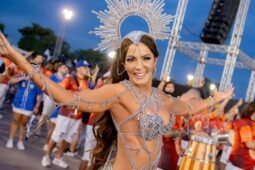 Carla Prata é a rainha de bateria da Acadêmicos do Tucuruvi, escola que encerra os desfiles do Carnaval de SP em 2-2024